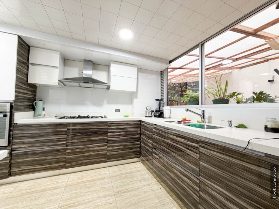 Se vende apartamento remodelado con terraza en Santa Bibiana