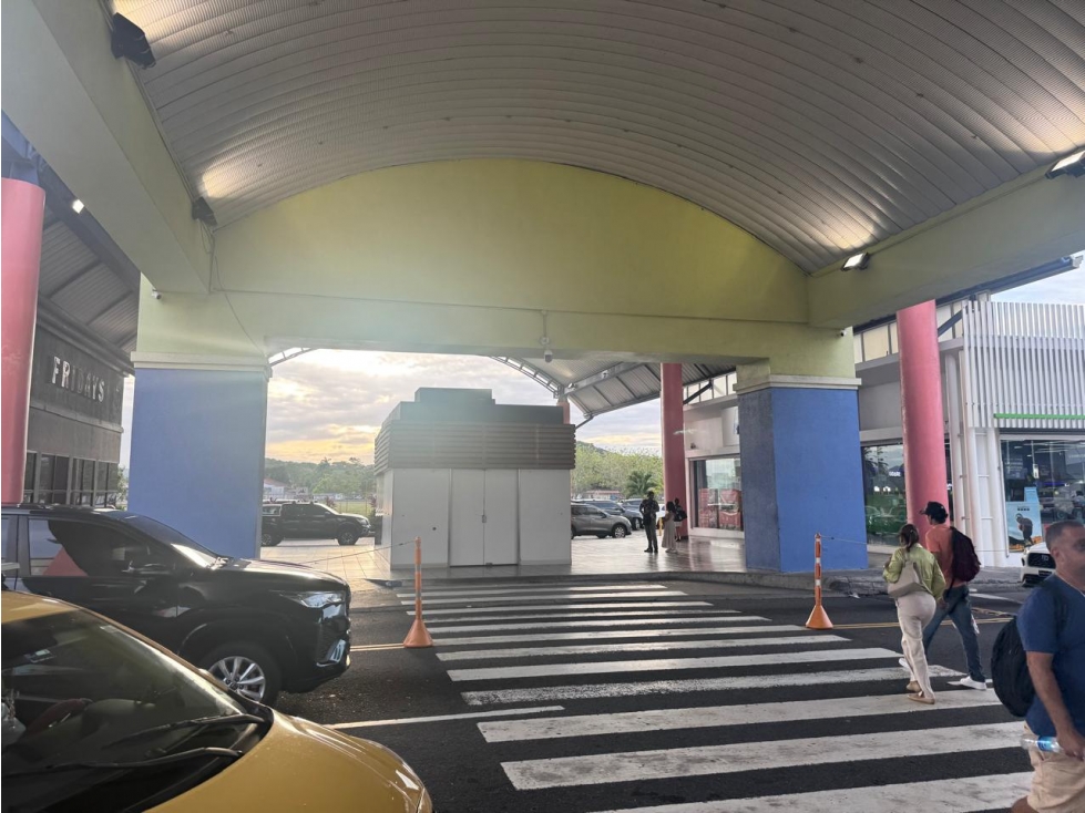Se Alquila Local Comercial de 32 M2 en Albrook Mall, área exterior