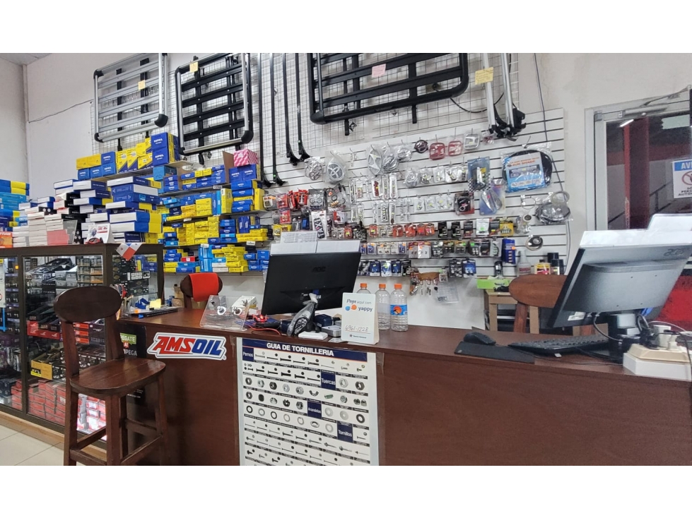 Se Vende Local Comercial con Negocio de Autopartes en Chitre - 1