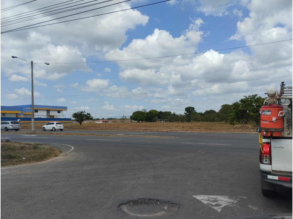 Se Vende Terreno de 12,542M2 sobre la Vía Interamericana en Aguadulce - 1