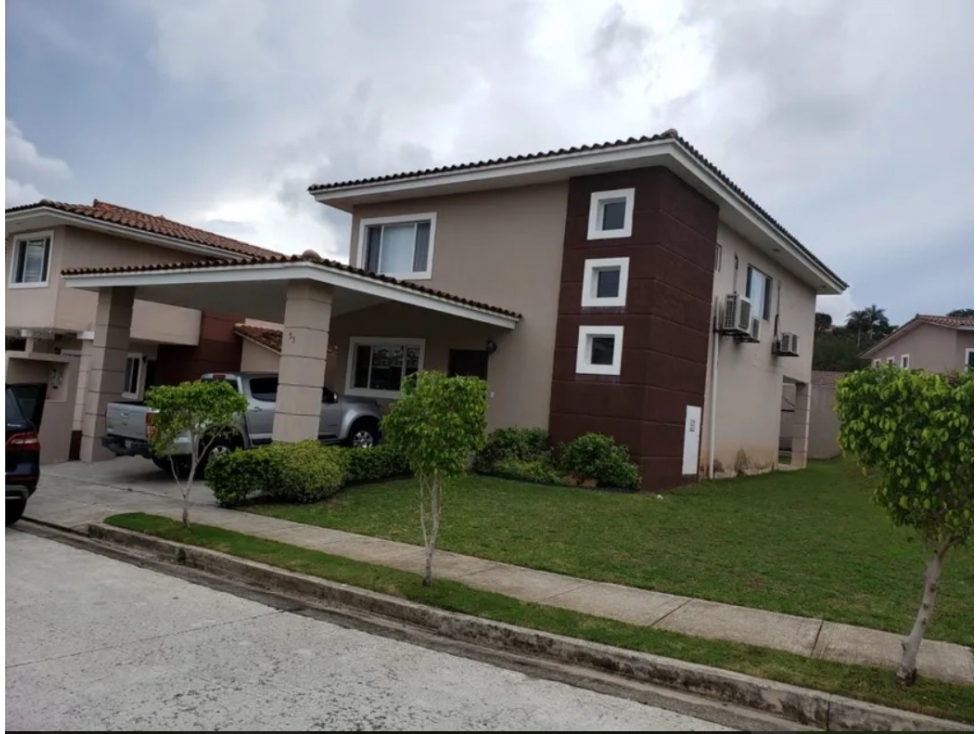 Venta de Hermosa Casa en P.H. Novona en Brisas del Golf