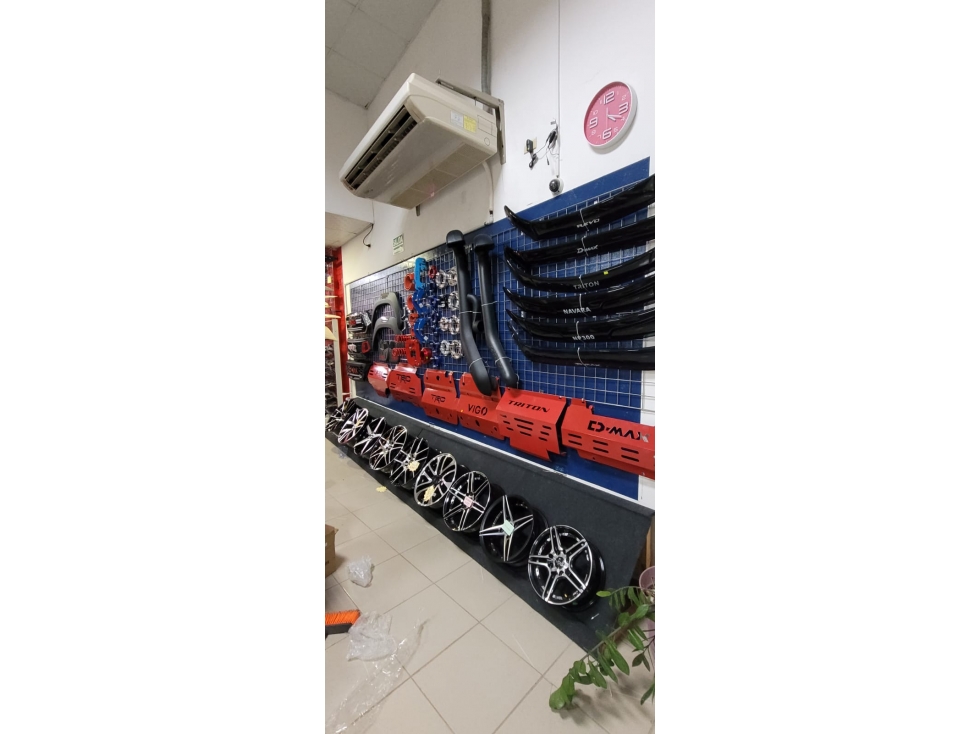 Se Vende Local Comercial con Negocio de Autopartes en Chitre - 2