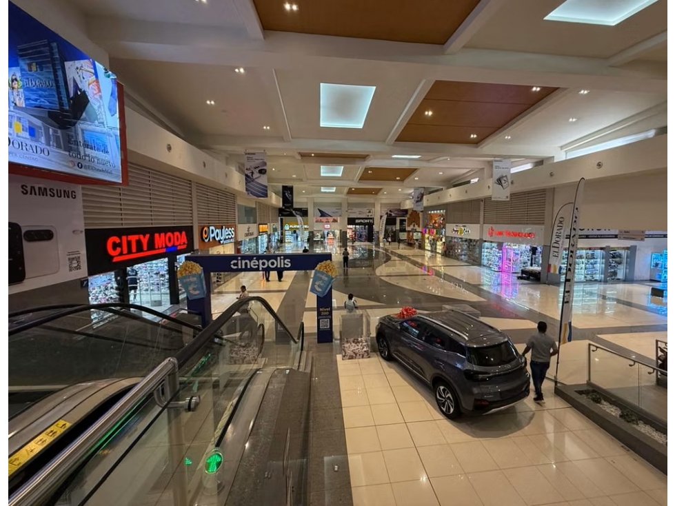 Se Alquila Local Comercial de 320m2 en Dorado Mall, pasillo principal