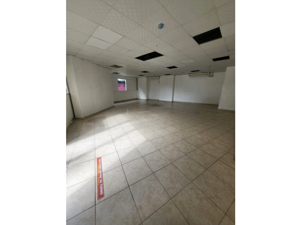 Se Alquila Local Comercial en Planta Baja de P.H. Bay View, 5 de mayo - 3