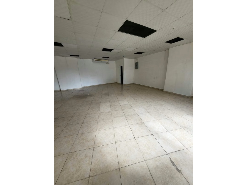 Se Alquila Local Comercial en Planta Baja de P.H. Bay View, 5 de mayo - 6