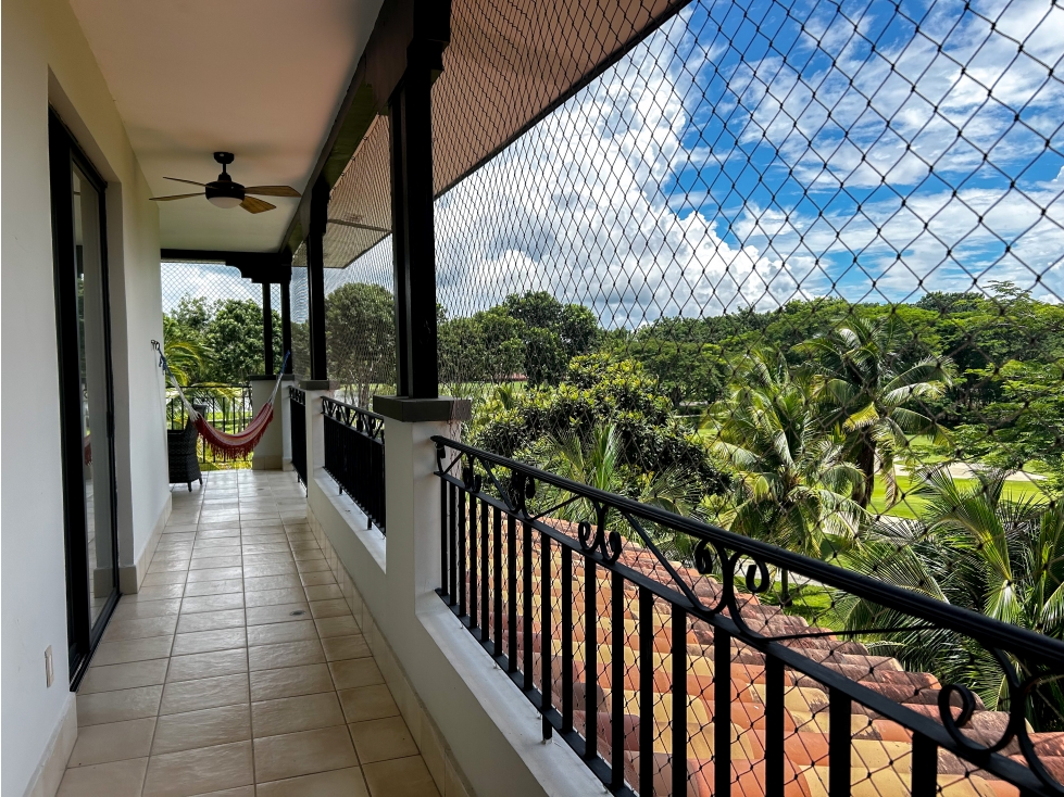 Four-Bedroom, Two-Level Residence Overlooking the Golf Course — foto 3