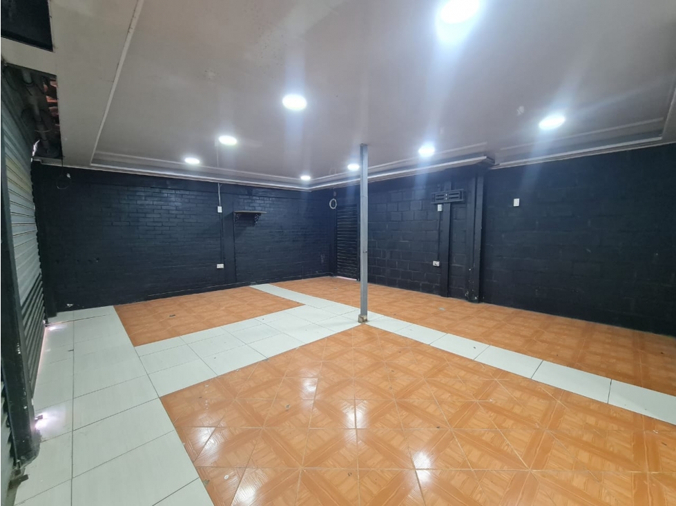 Propiedad esquinera en venta con locales comerciales - 2