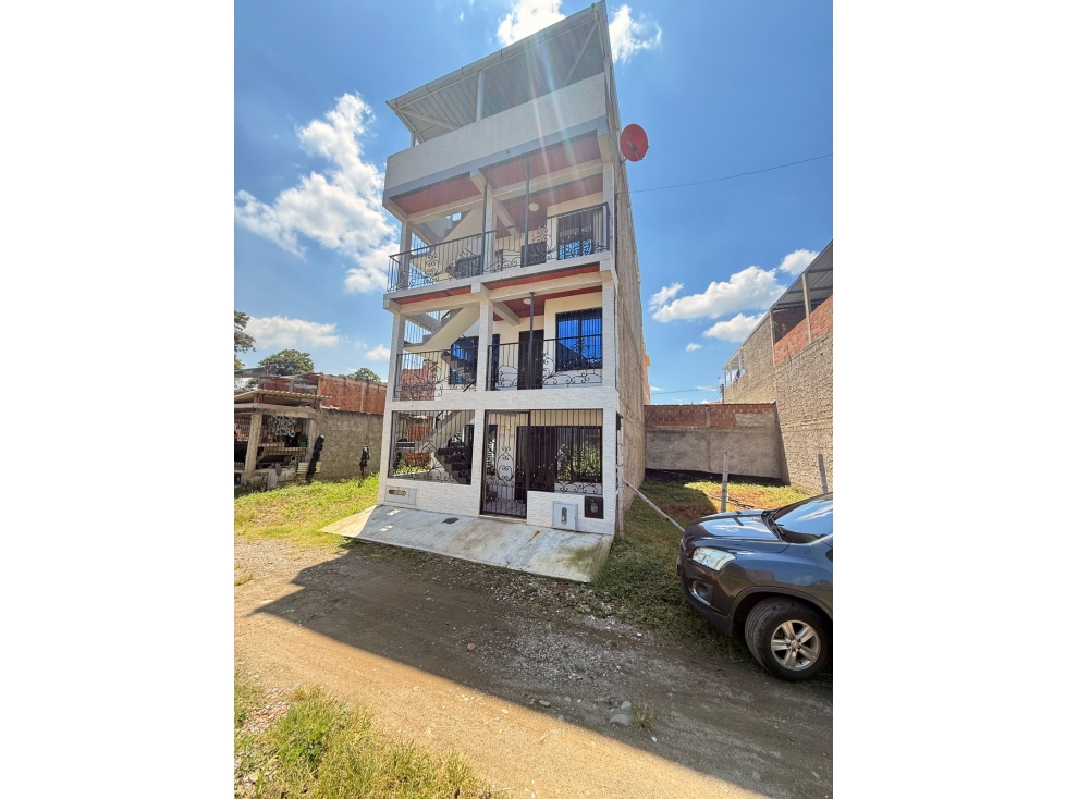 Atractiva casa en venta de tres niveles en llano grande jamundi