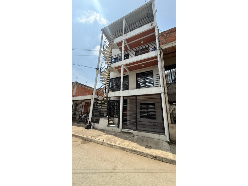 Casa en Venta de tres niveles mas terraza barrio La Arboleda