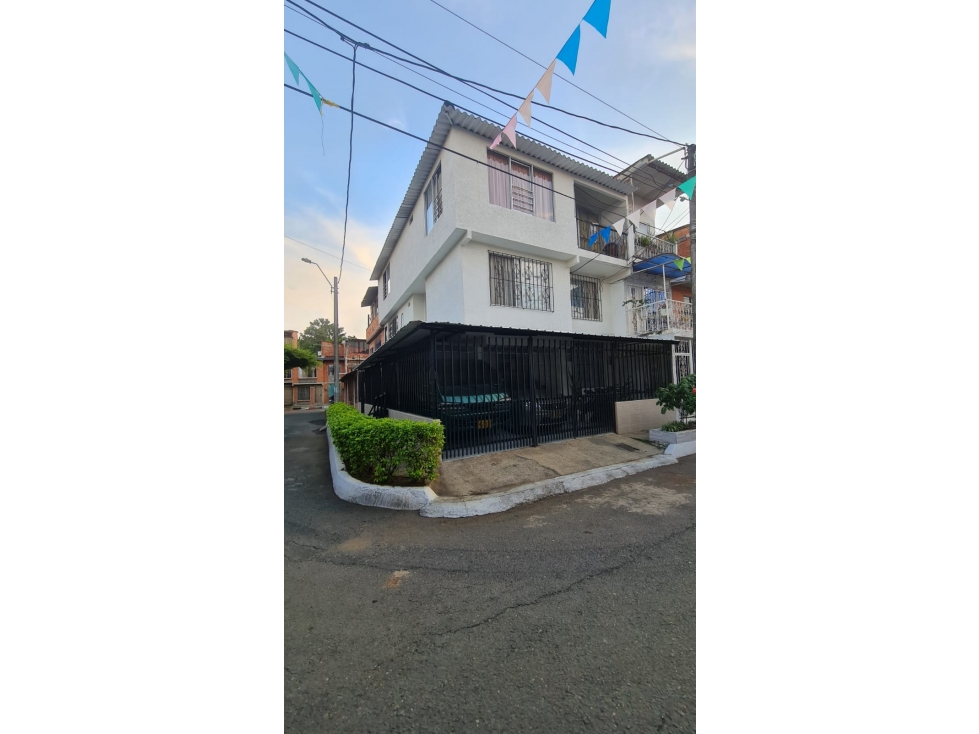 Casa en Venta en el Barrio Cantabria en Jamundi con apartamento