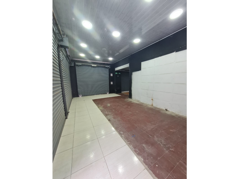Propiedad esquinera en venta con locales comerciales - 3