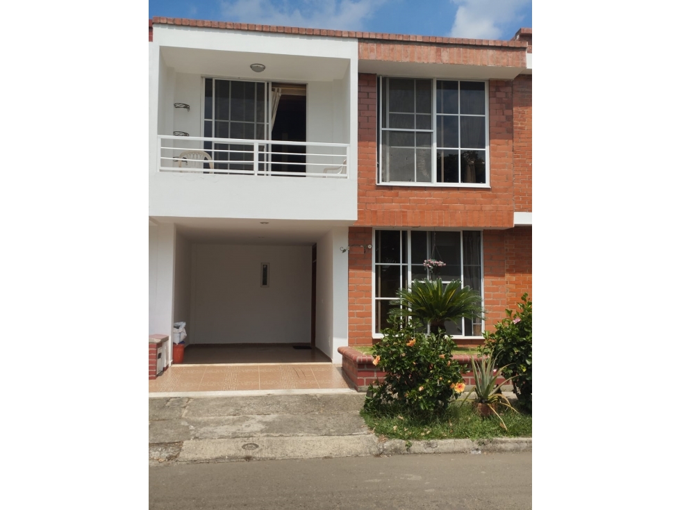 Linda casa en venta en conjunto residencial country plaza 1