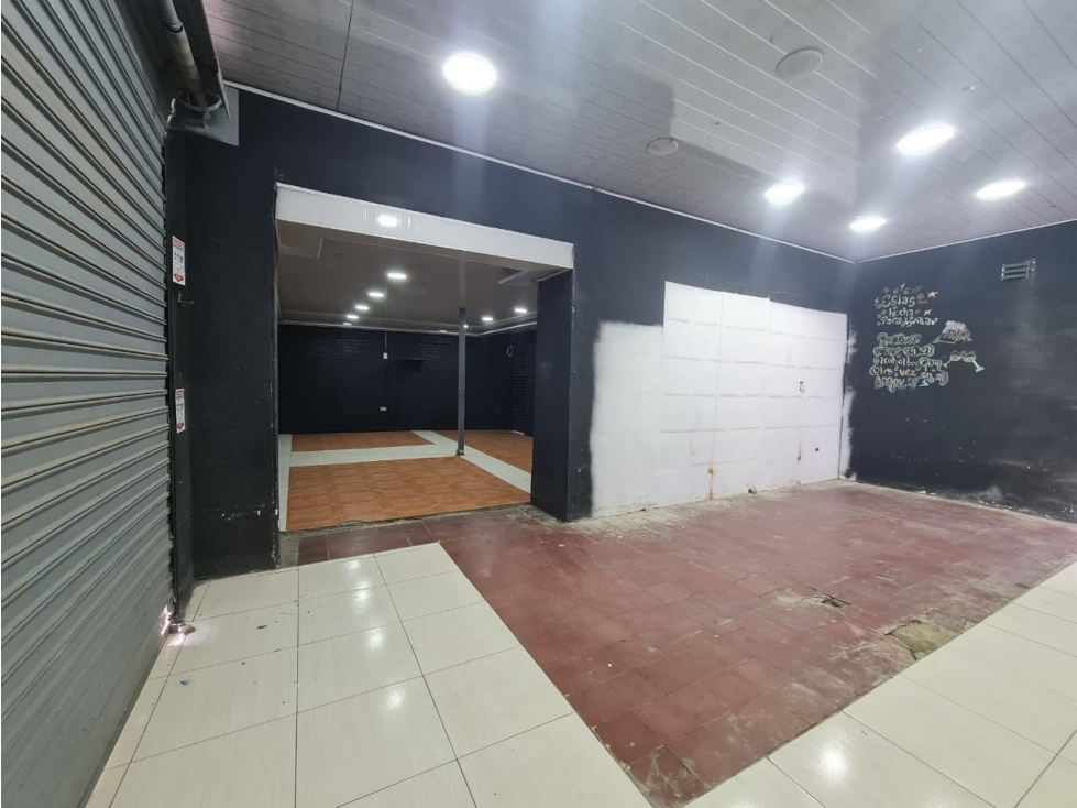 Propiedad esquinera en venta con locales comerciales - 4