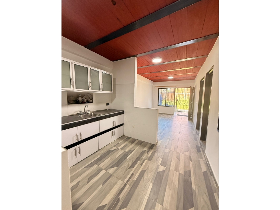 Atractiva casa en venta de tres niveles en llano grande jamundi — foto 2