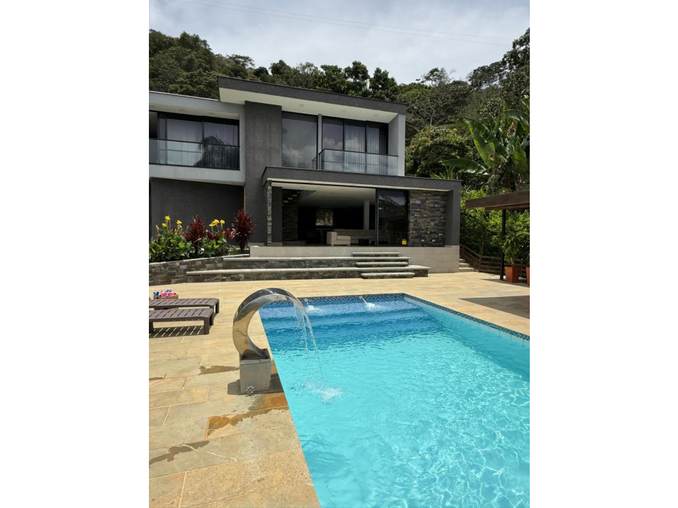 Venta Casa Campestre Amoblada en Copacabana - A Puerta Cerrada