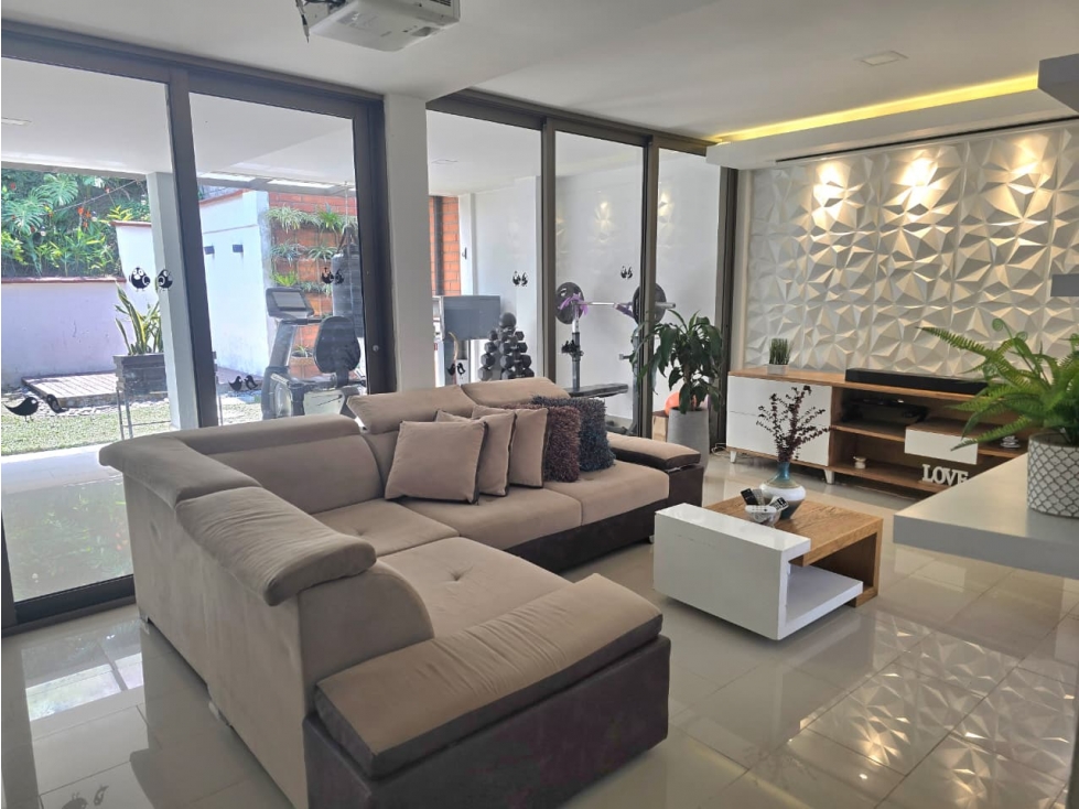Casa en venta en Medellín sector Loma de los Bernal — foto 2