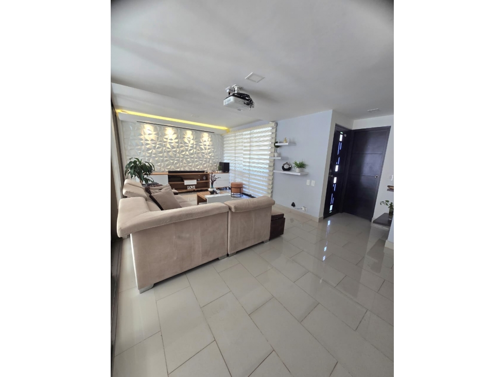 Casa en venta en Medellín sector Loma de los Bernal — foto 3