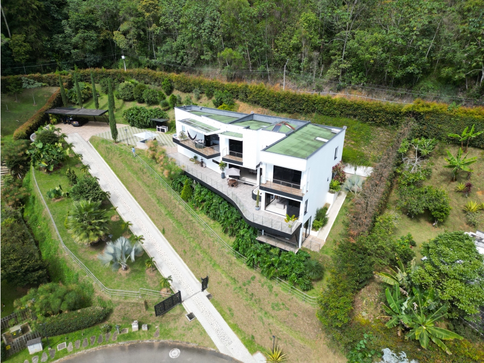 CASA CON VISTA A LA CIUDAD EN MEDELLÍN — foto 2