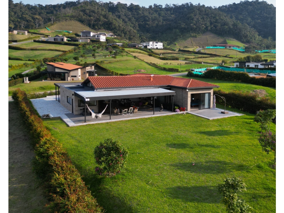 CASA CAMPESTRE EN LA CEJA