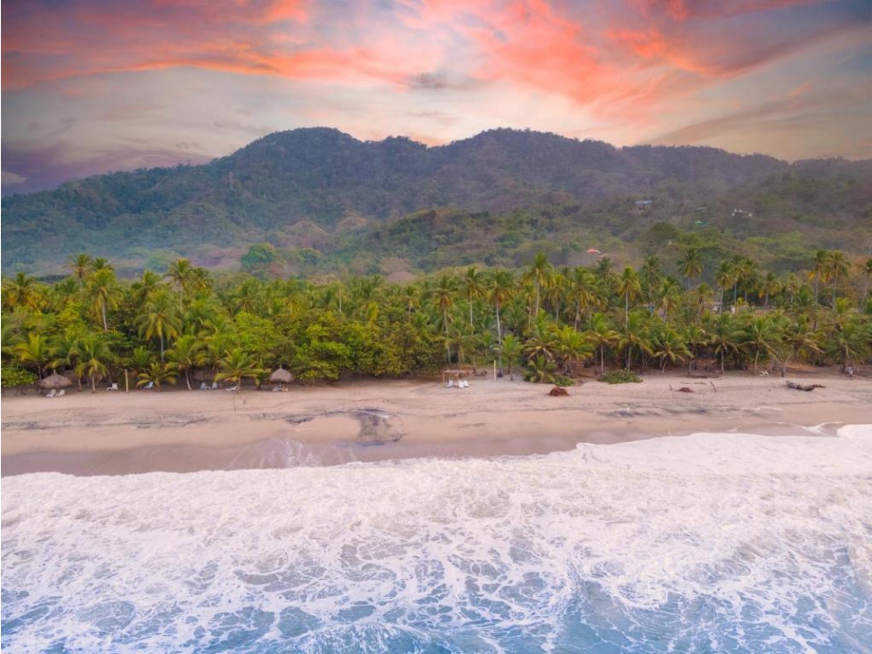 Ecolodge en Venta en Palomino, 100 metros frente de Playa, Colombia - 1