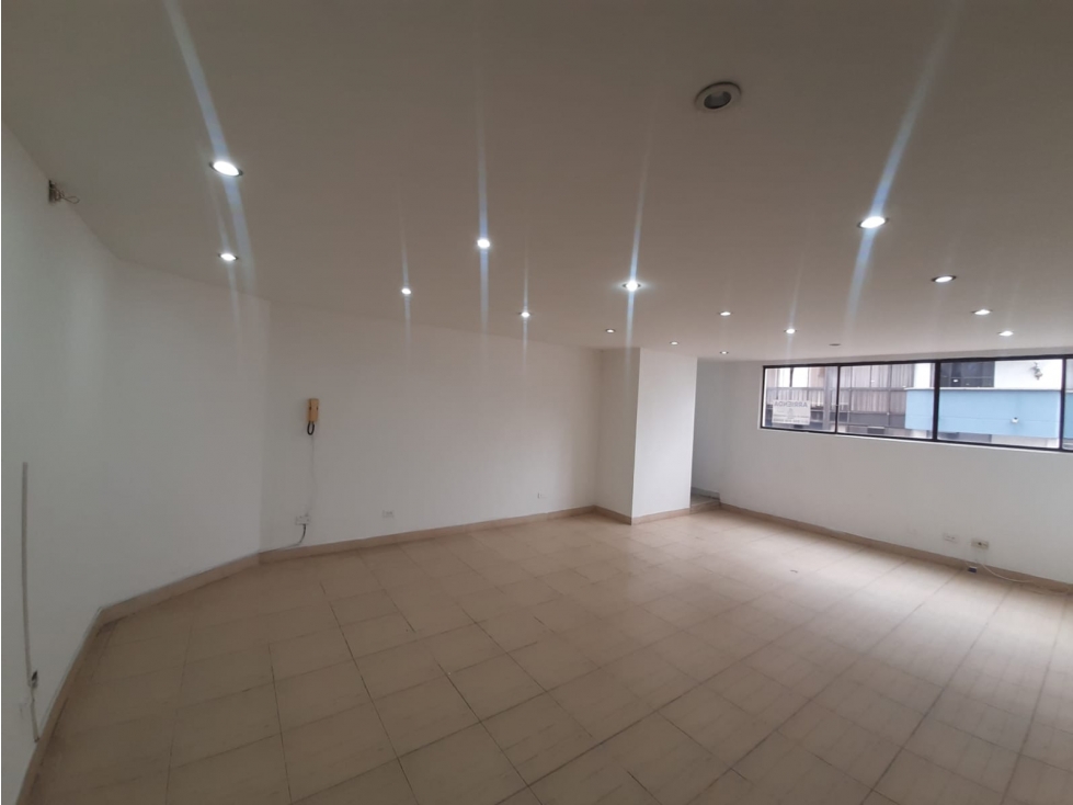 OFICINA EN RENTA - SECTOR CENTRO, CONJUNTO SANTILLANA Y DEL CARRIÓN - 1