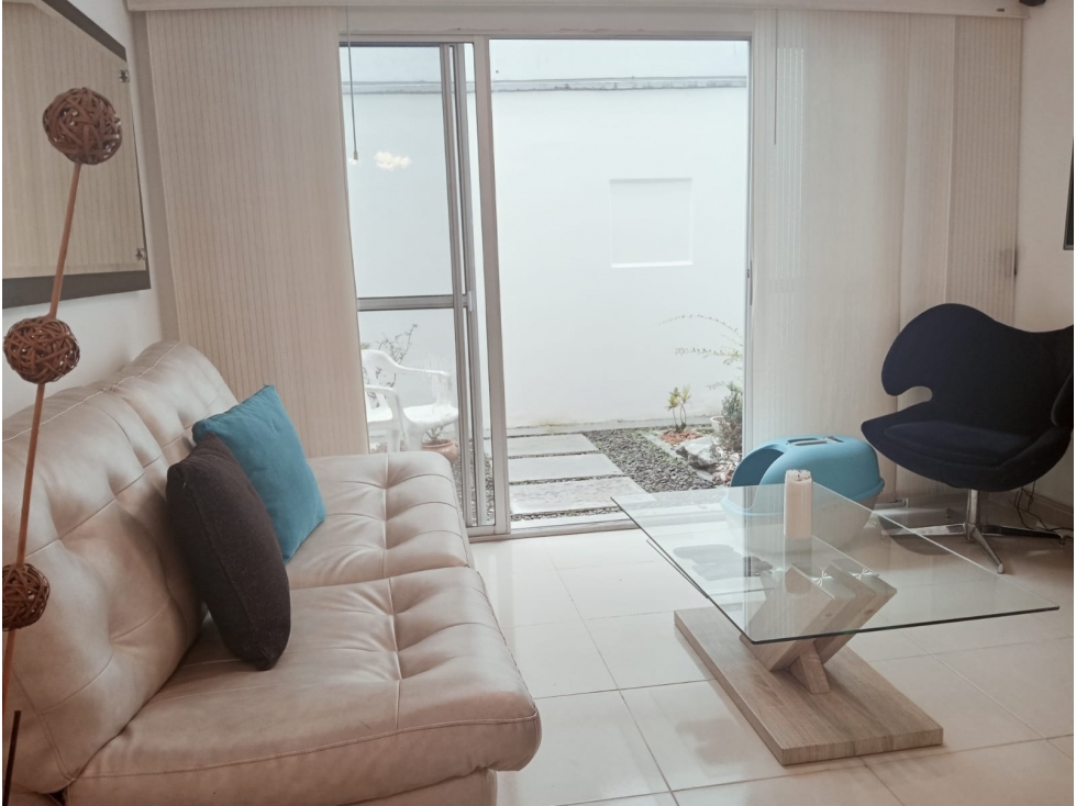 CASA DE TRES PISOS EN VENTA - SECTOR AV. SUR, ARCOIRIS DE LA COLINA — foto 3