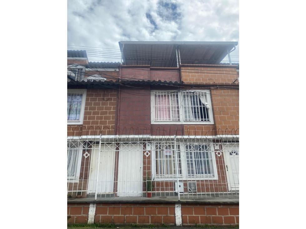 CASA DE TRES NIVELES EN VENTA - SECTOR TEJARES DE LA LOMA 2