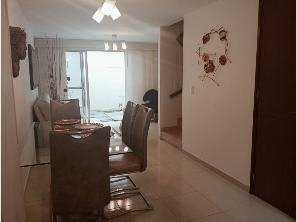 CASA DE TRES PISOS EN VENTA - SECTOR AV. SUR, ARCOIRIS DE LA COLINA — foto 2