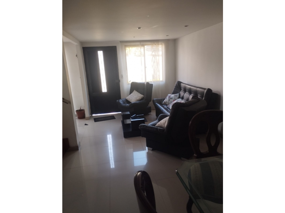 CASA DE TRES NIVELES EN VENTA - SECTOR AV. 30 DE AGOSTO, CAÑAVERAL 2 — foto 2