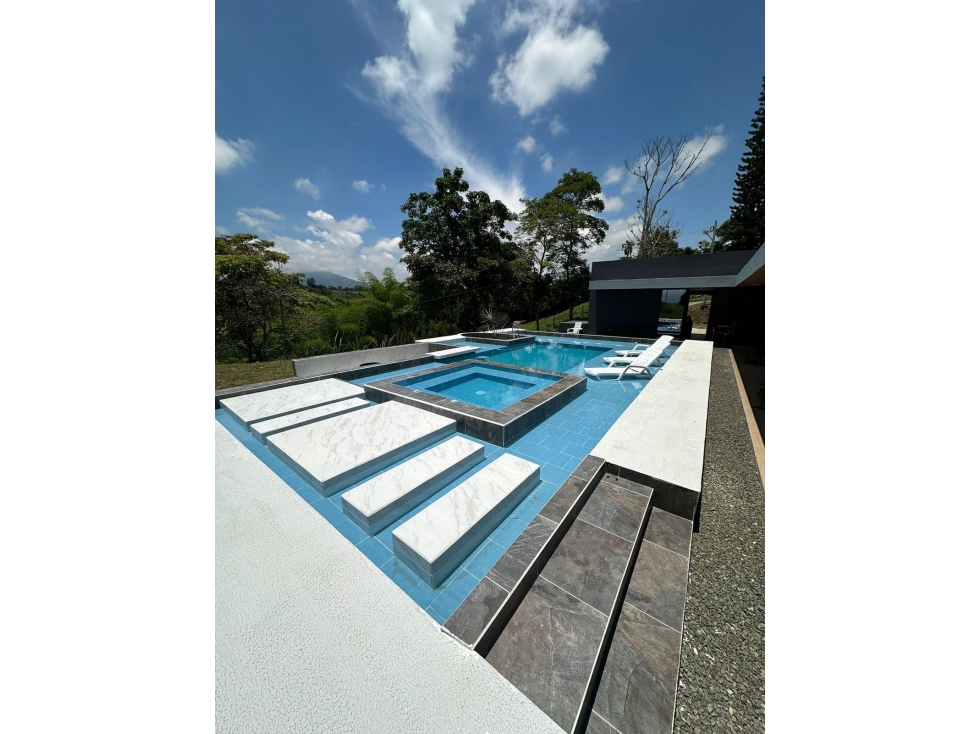 FINCA DE LUJO EN VENTA - SECTOR MORELIA, A 1KM DEL CAI