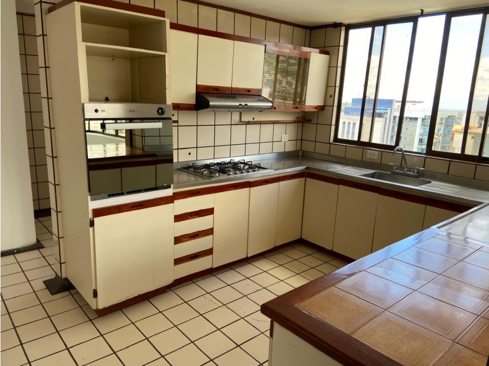 APARTAMENTO EN RENTA - SECTOR PINARES, EDIFICIO LAGUITOS — foto 3