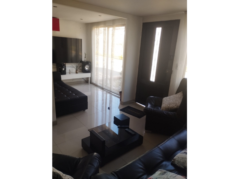 CASA DE TRES NIVELES EN VENTA - SECTOR AV. 30 DE AGOSTO, CAÑAVERAL 2