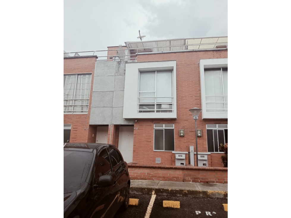 CASA DE TRES PISOS EN VENTA - SECTOR AV. SUR, ARCOIRIS DE LA COLINA