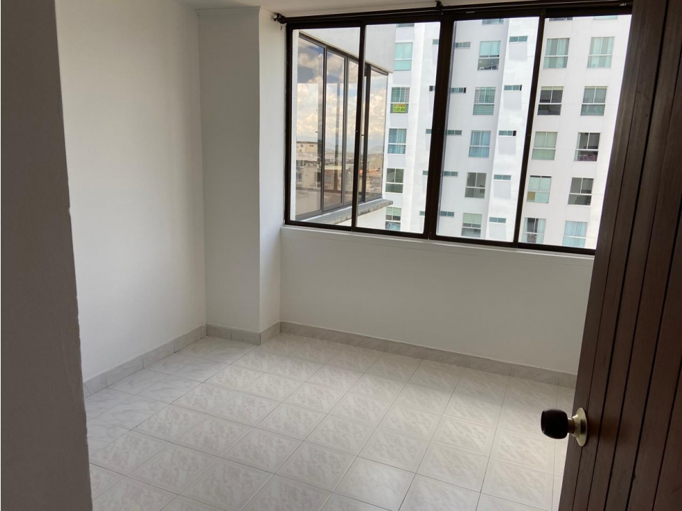 APARTAMENTO EN RENTA - SECTOR PINARES, EDIFICIO LAGUITOS — foto 4