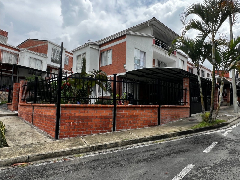 EN VENTA CASA EN AV DEL POLLO DOSQUEBRADAS