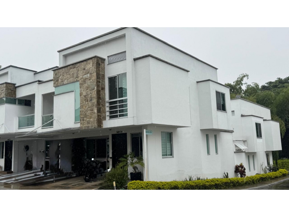EN VENTA CASA ESQUINERA EN LA AV 30 DE AGOSTO PEREIRA