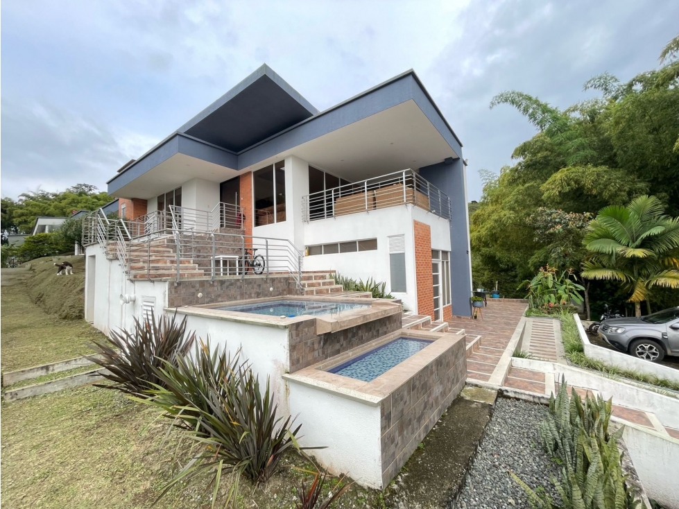 EN VENTA CASA CAMPESTRE CON 2 CASAS AUXILIARES VIA CONDINA PEREIRA