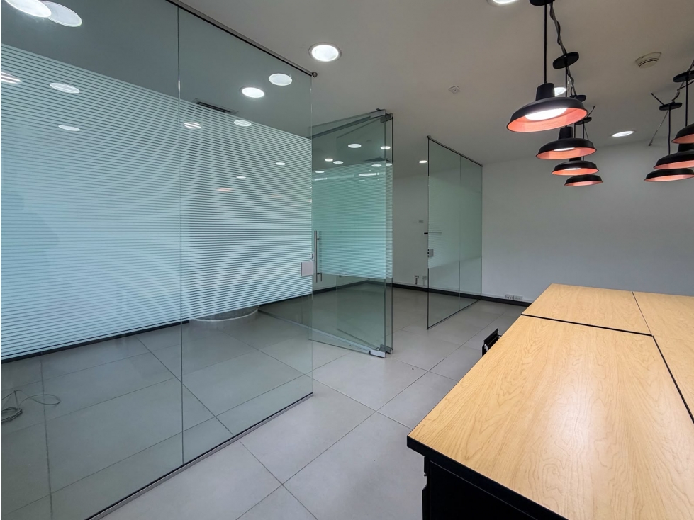 Oficina para renta tradicional en El Poblado, en centro empresarial — foto 4