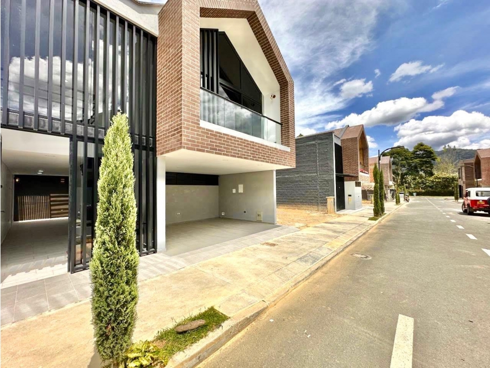 Casa para la venta en la ceja, en unidad cerrada
