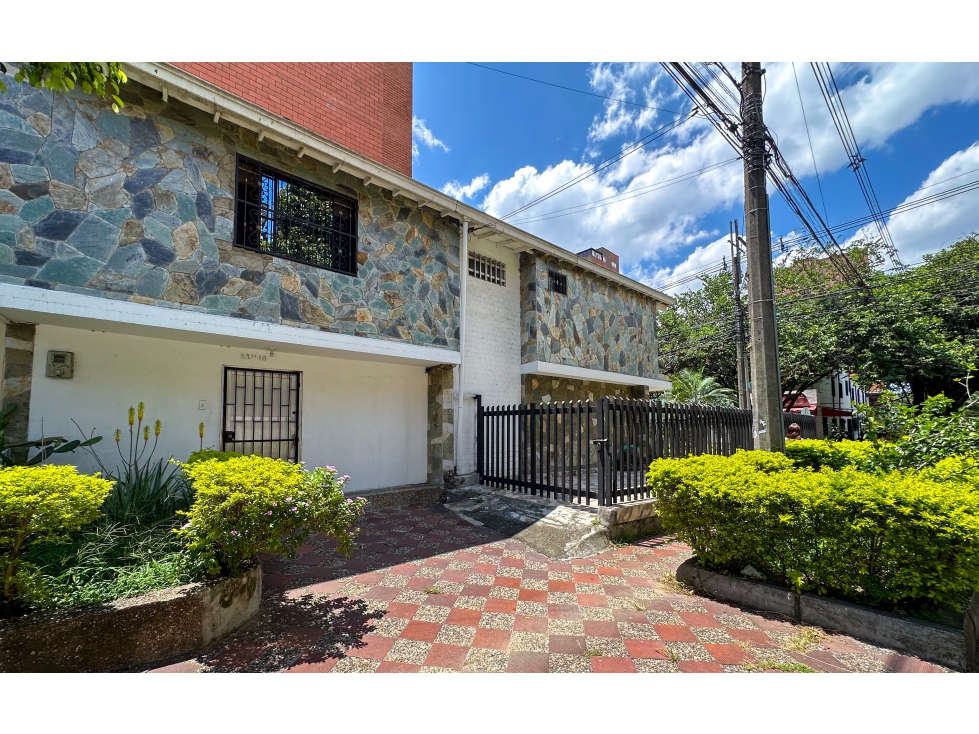 Espectacular casa esquinera en venta Laureles — foto 2