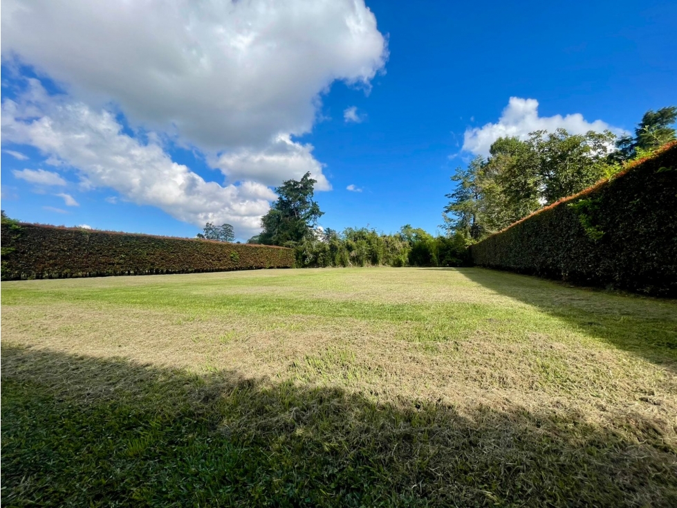 Excelente Lote Ubicado en Parcelación en Llano Grande — foto 2