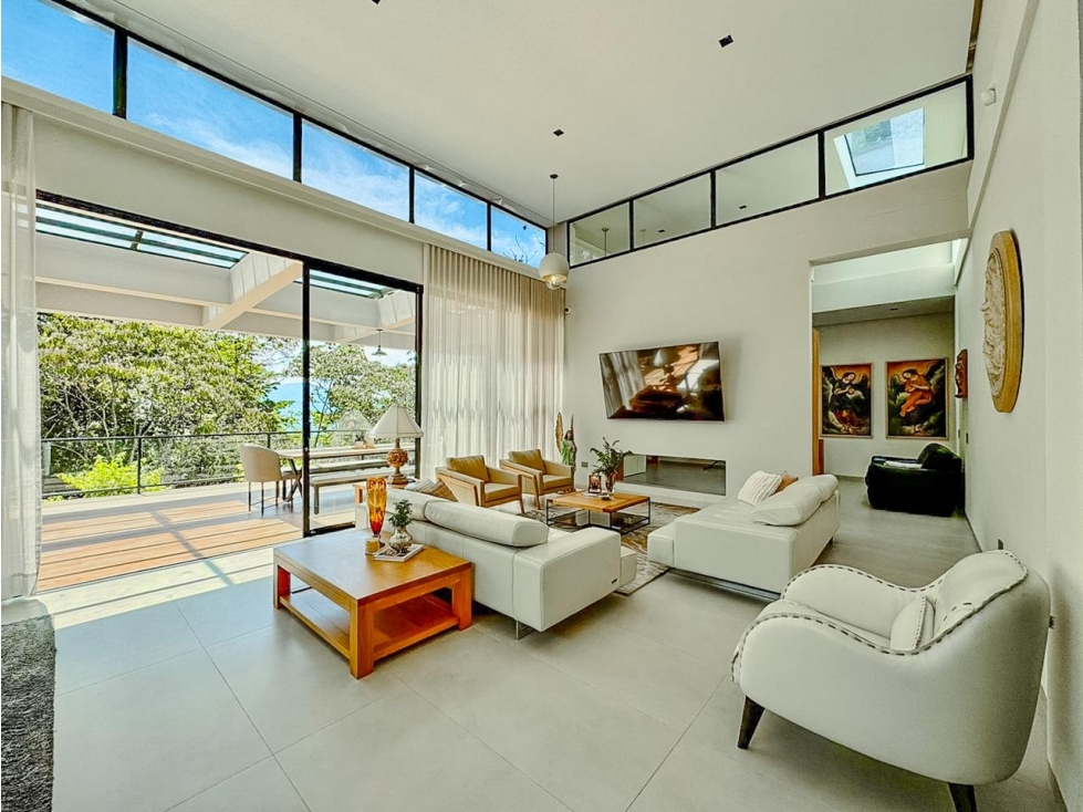 Casa de doble altura para la venta y renta en Envigado, Escobero