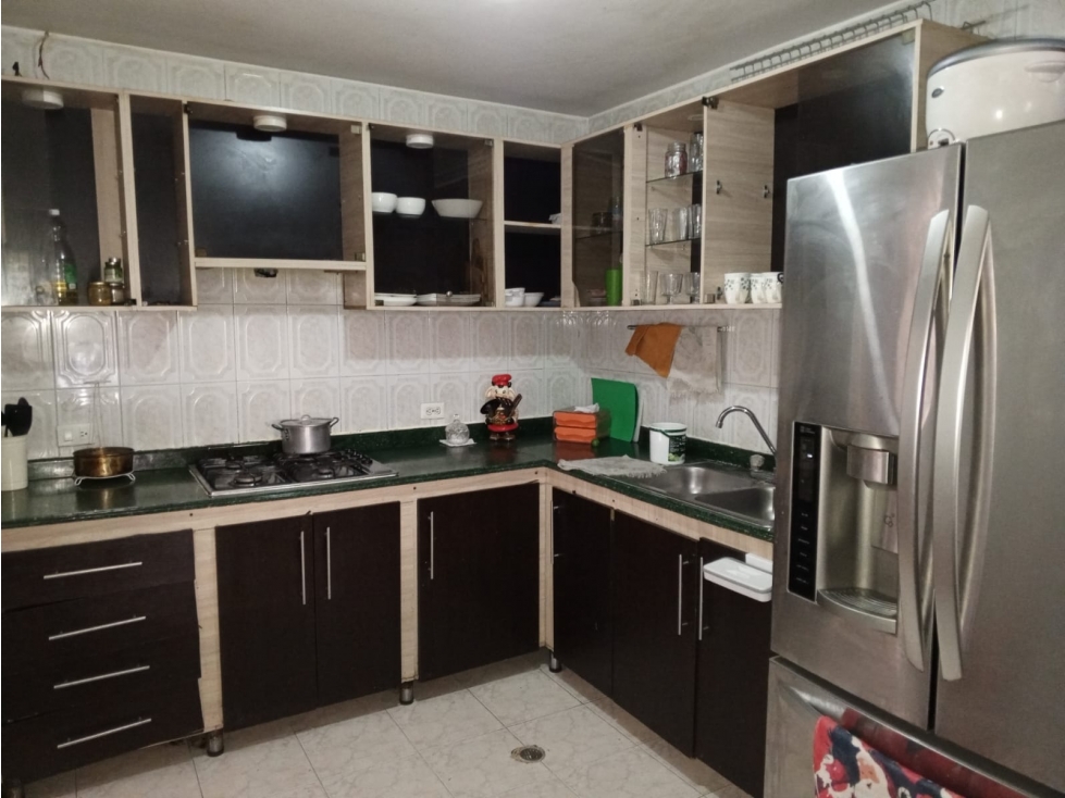 VENDO CASA ESQUINERA 3 PISOS UNIFAMILIAR EN CIUDAD 2000(A.M)CW:9741211