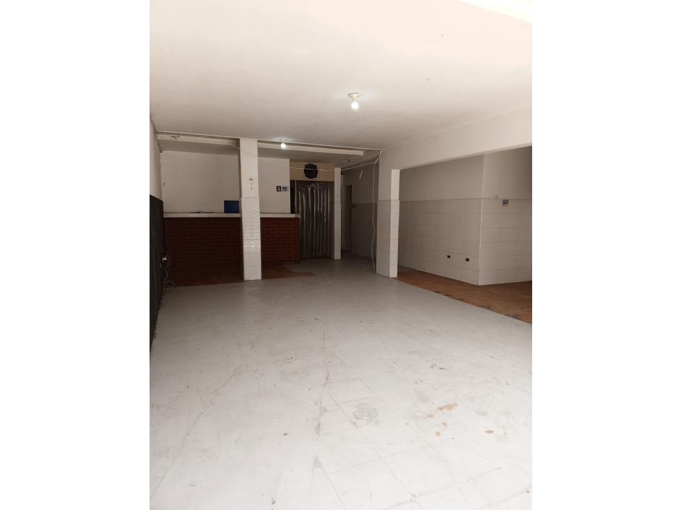 VENDO CASA DE 2 PISOS CON LOCAL EN VERSALLES (A.M) CW:9083676 — foto 3