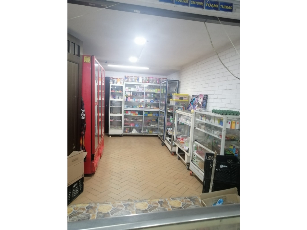 VENDO CASA CON LOCAL EN EL BARRIO EL CANEY (S.R) CW:8209681
