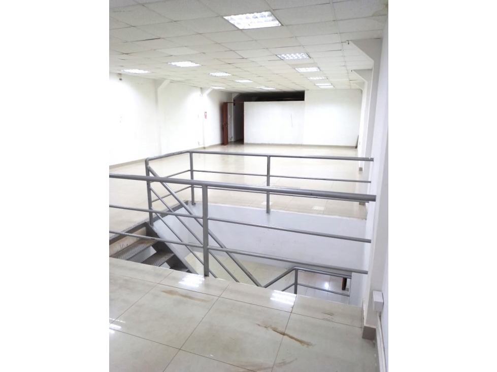 Se alquila local comercial 225 m2 2do piso Pucallpa Saenz Peña - 2