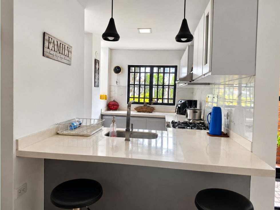 Casa Remodelada de 240 m2 , estudio , garaje , patio interior