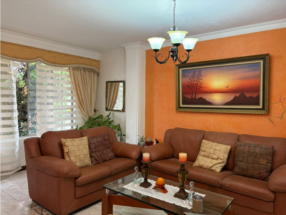 Descubre esta hermosa casa ubicada en el exclusivo sector de Álamos - 1