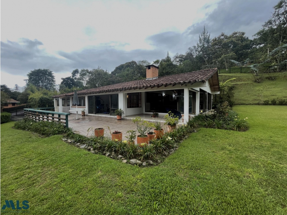 Hermosa casa-finca cerca a Medellín