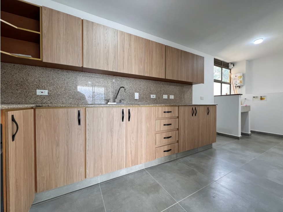 APARTAMENTO EN LOMA DE LOS BERNAL, A UNA CUADRA DE LA AV. 80 — foto 2